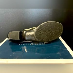 Karen Scott Eanna Silver Wedged Sandals